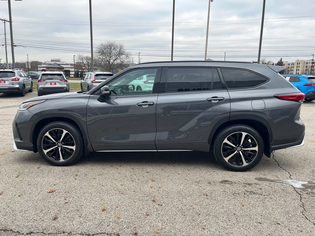 Used 2022 Toyota Highlander XSE image 2