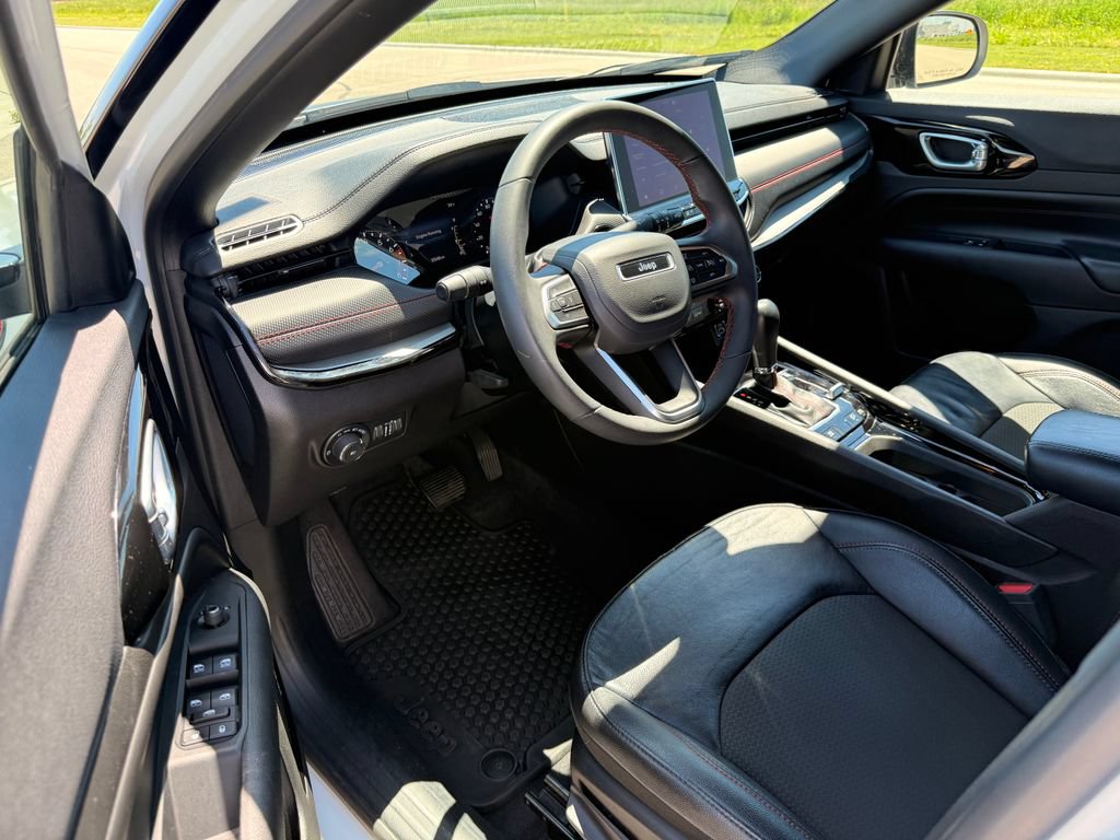 Used 2025 Jeep Compass Trailhawk AWD/4WD image 4