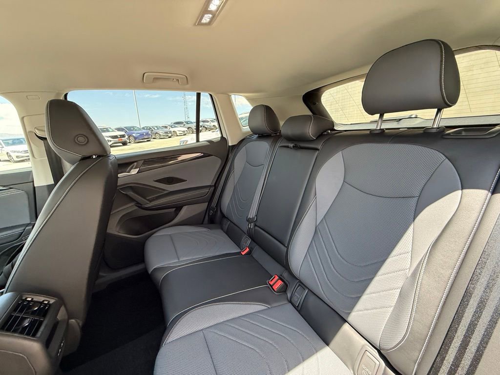 Certified 2025 Volkswagen Tiguan SE FWD image 14