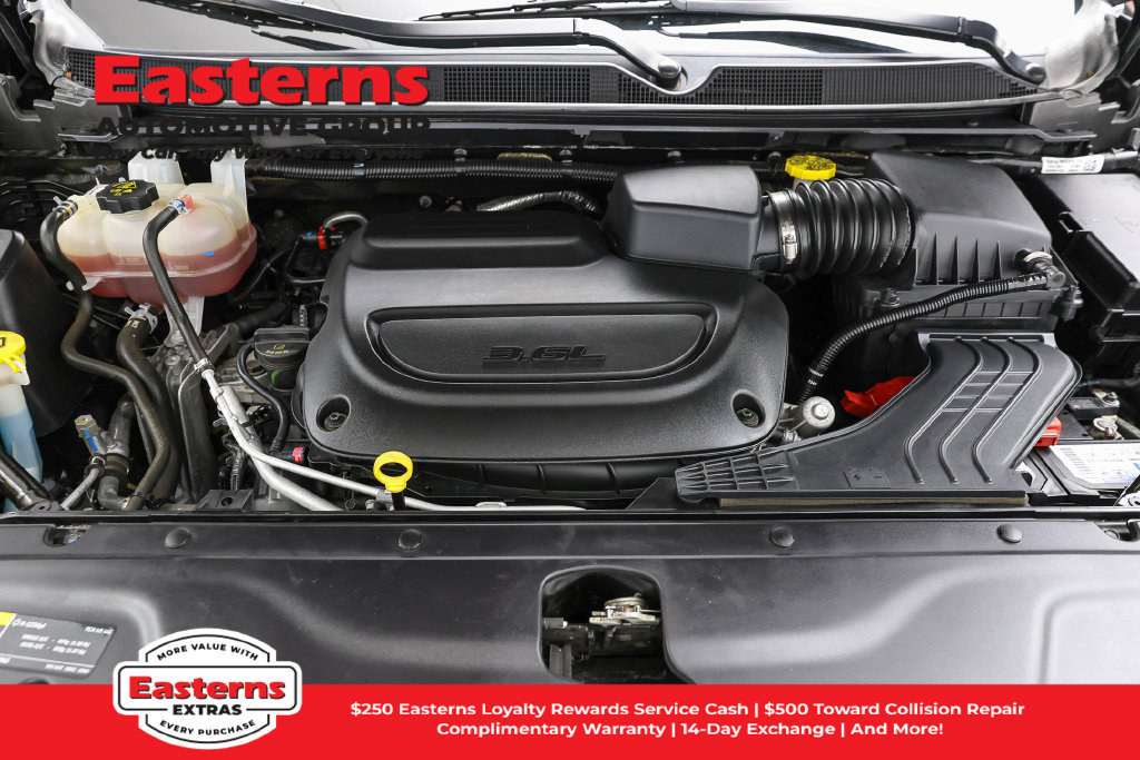Used 2023 Chrysler Pacifica Touring-L FWD image 8