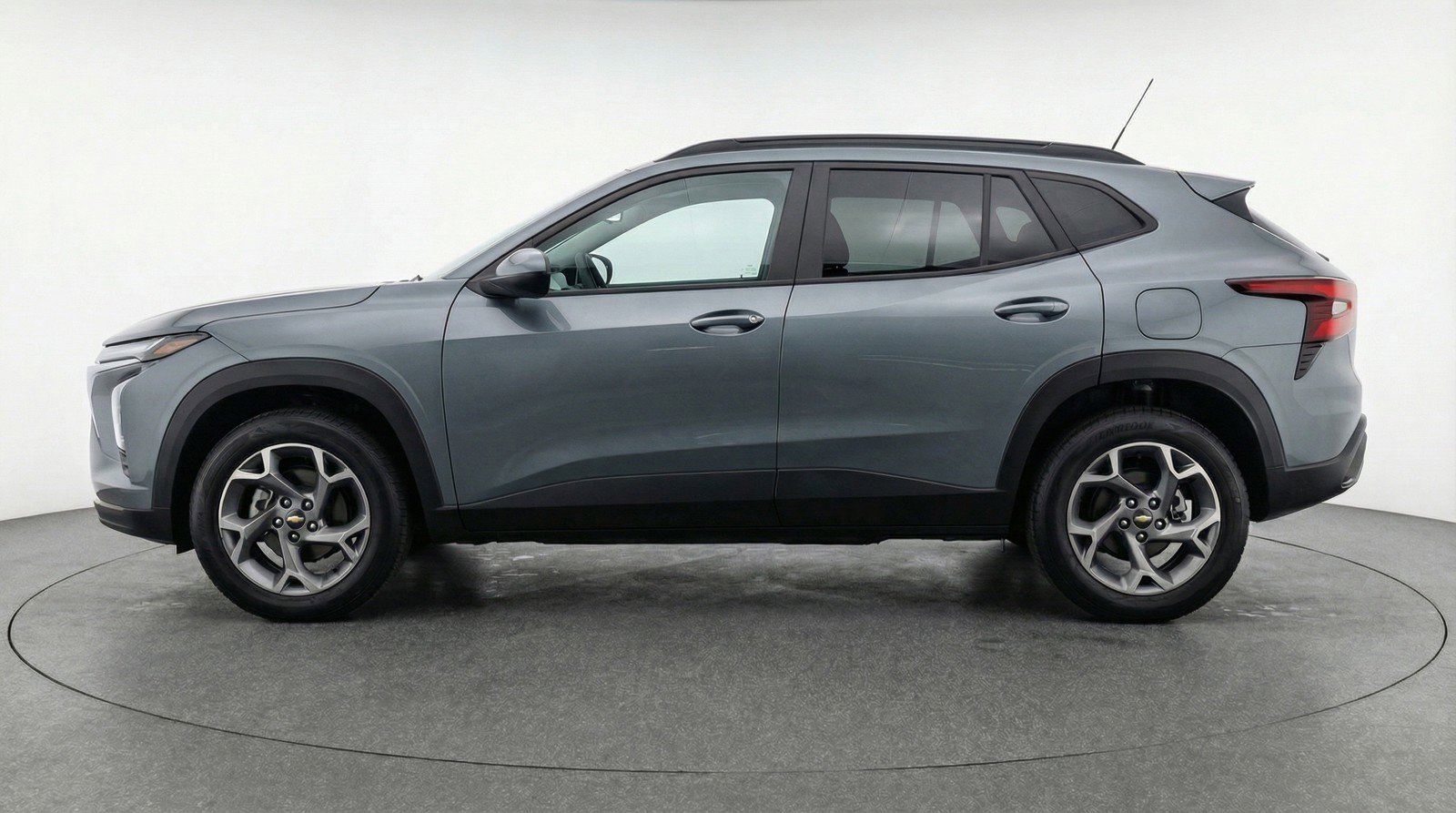 Used 2025 Chevrolet Trax LT w/ LT Convenience Package image 3