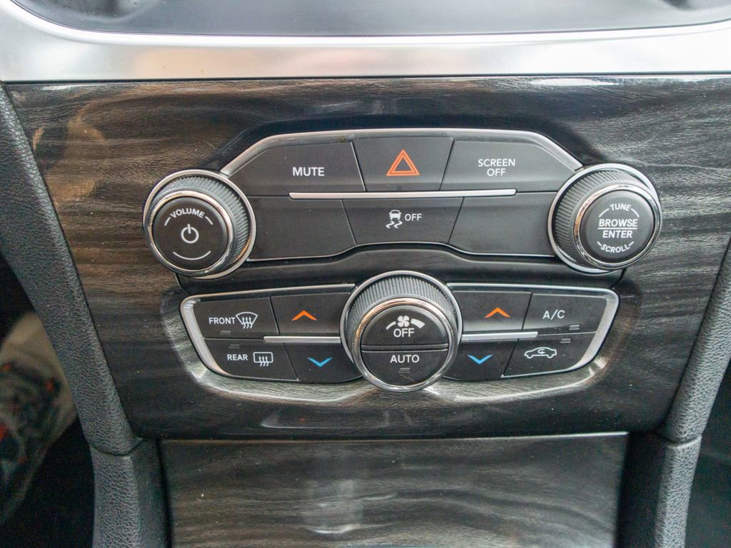 Used 2018 Chrysler 300 Touring L image 22