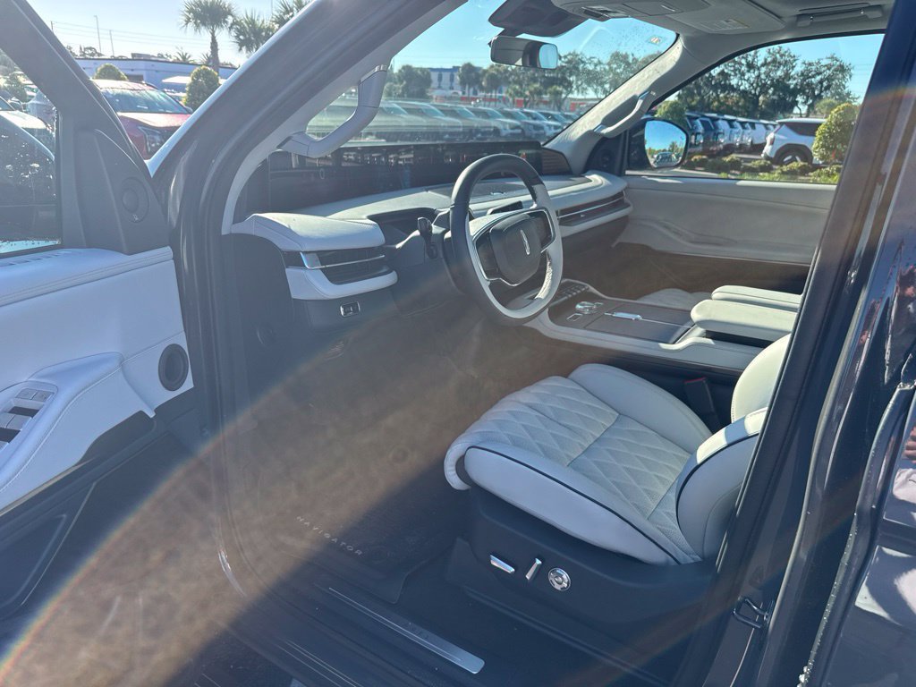 Used 2026 Lincoln Navigator Black Label w/ Black Label Special Edition AWD/4WD image 10