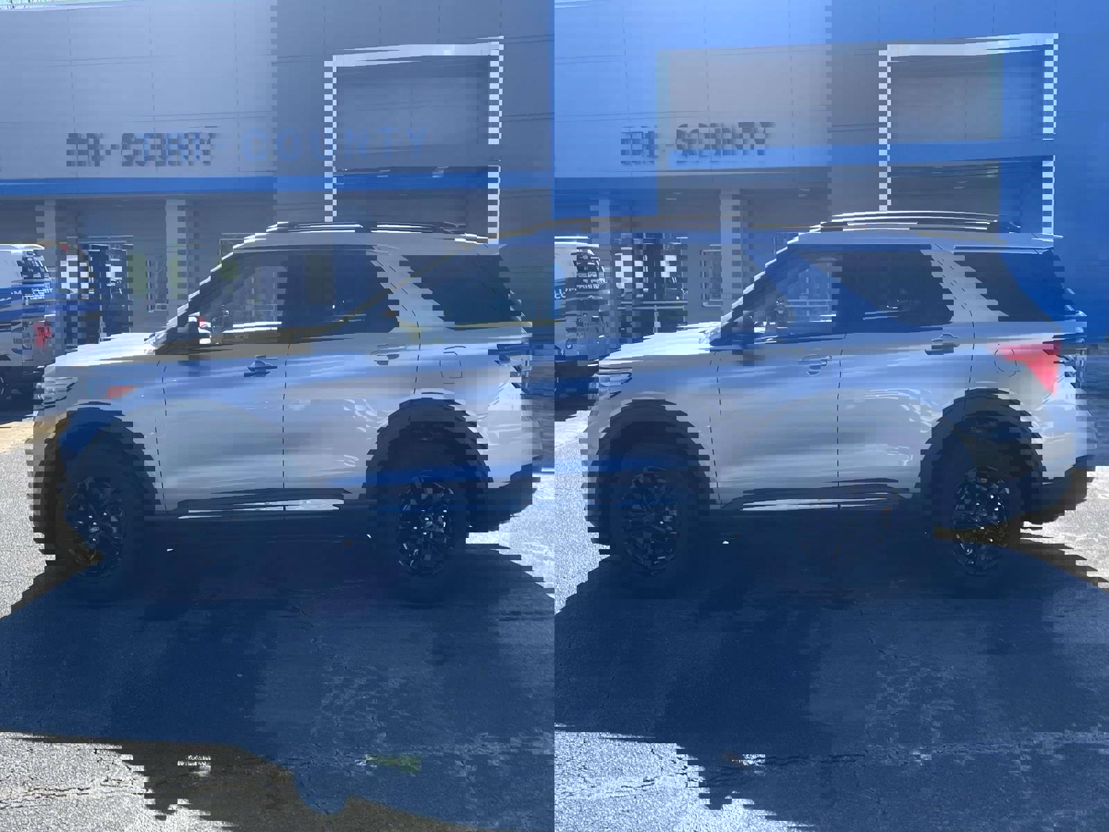 Used 2022 Ford Explorer XLT w/ Equipment Group 202A image 6