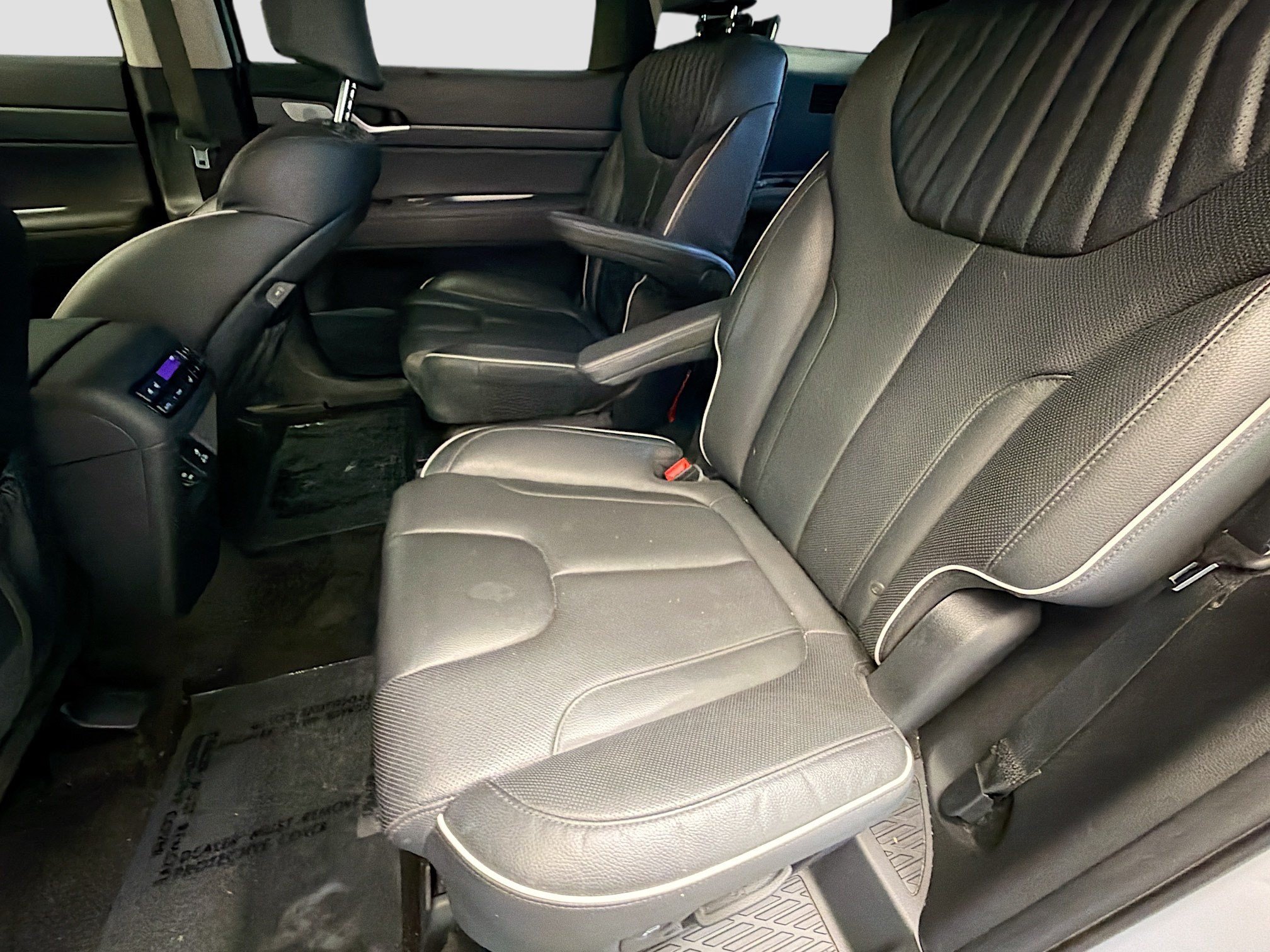 Used 2023 Hyundai Palisade Limited w/ Cargo Package FWD image 13