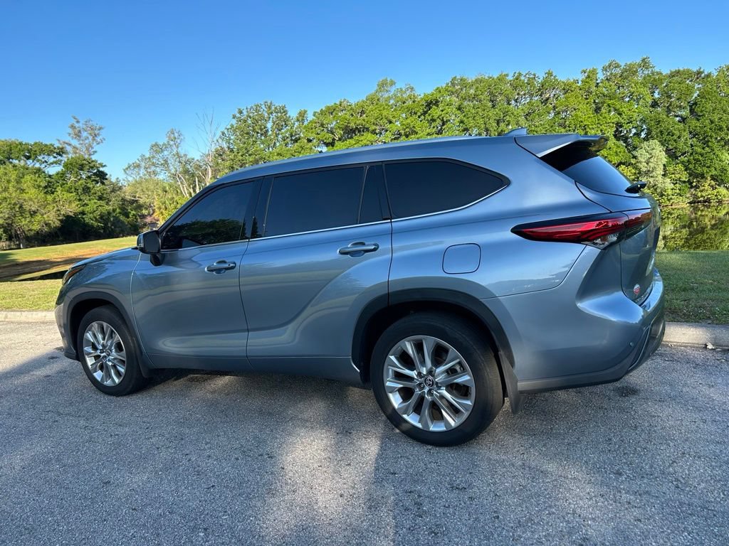 Used 2023 Toyota Highlander Limited FWD image 3