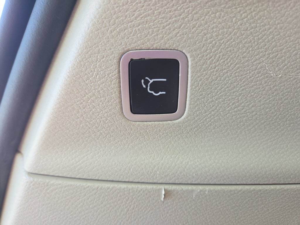 Used 2023 Chrysler Pacifica Touring-L FWD image 13