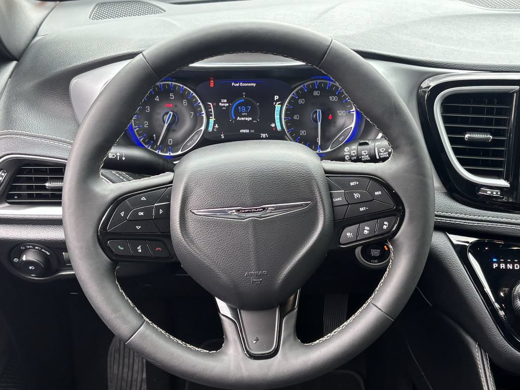 Used 2025 Chrysler Pacifica Limited FWD image 13