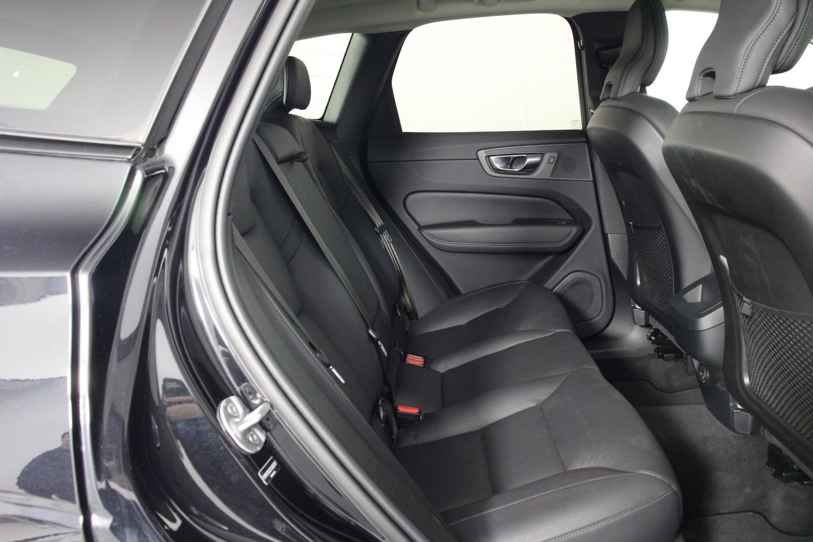 Certified 2025 Volvo XC60 B5 Plus AWD/4WD image 30
