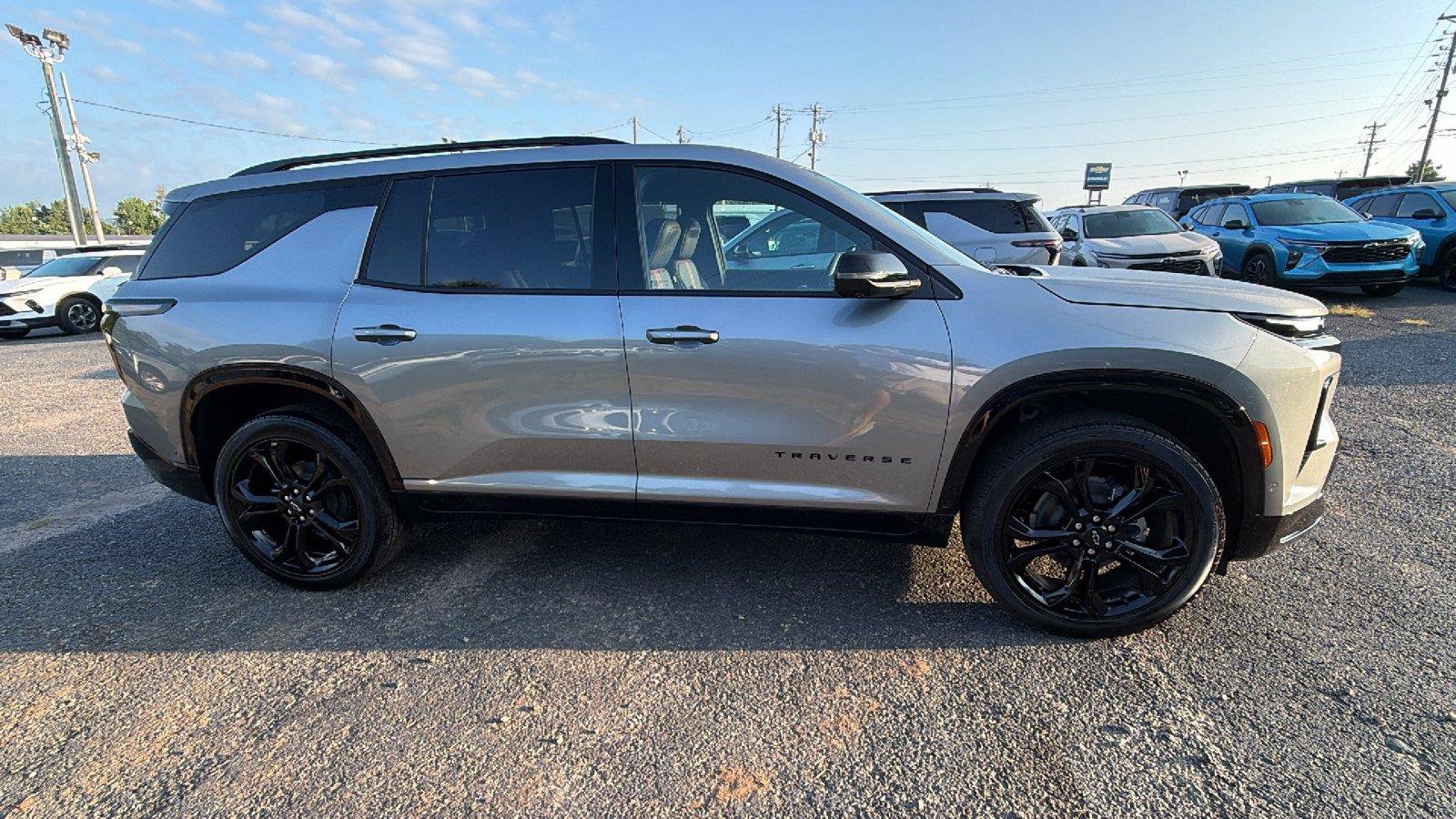 New 2027 Chevrolet Traverse RS w/ LPO, Floor Liner Package FWD image 7