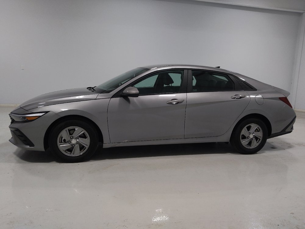 Used 2025 Hyundai Elantra SE FWD image 2
