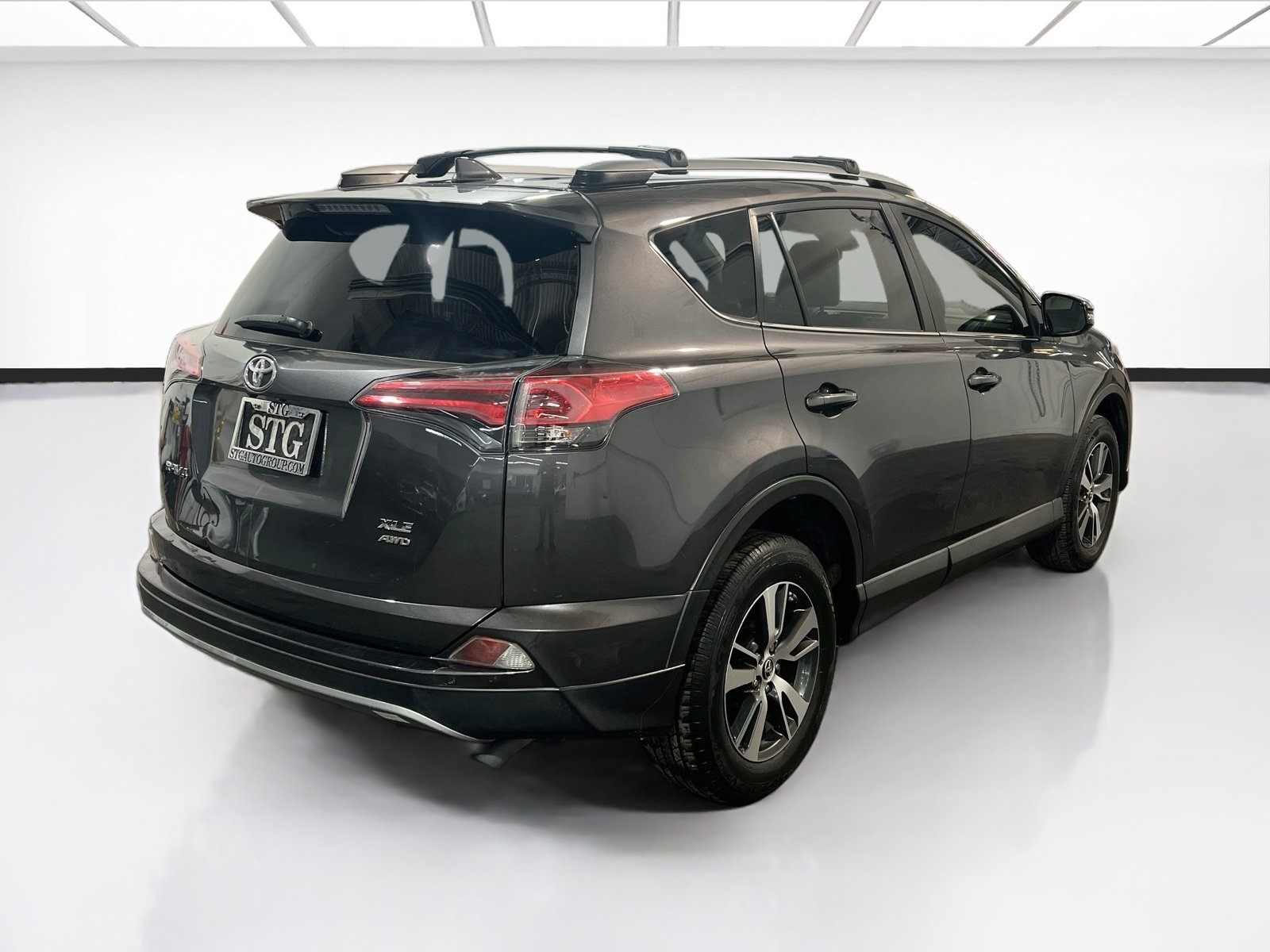 Used 2018 Toyota RAV4 XLE AWD/4WD image 4