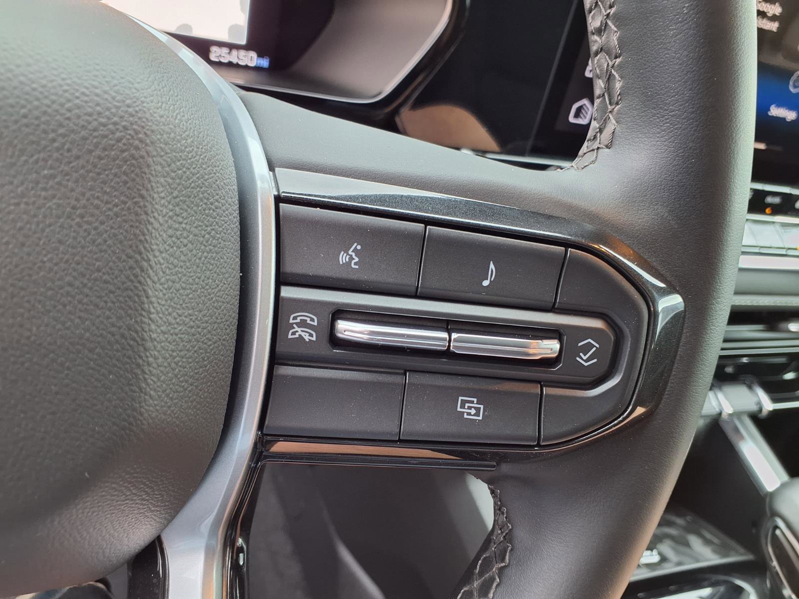 Used 2024 Chevrolet Colorado LT w/ LT Convenience Package II AWD/4WD image 13