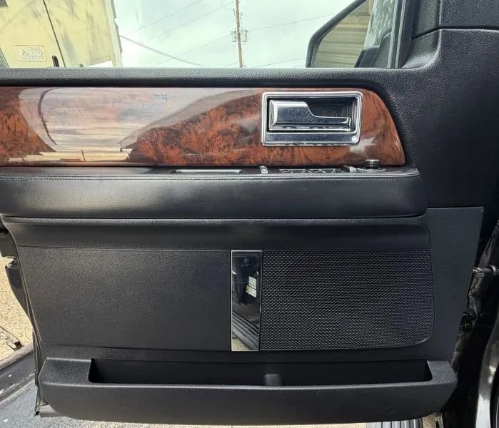 Used 2015 Lincoln Navigator 4WD image 18