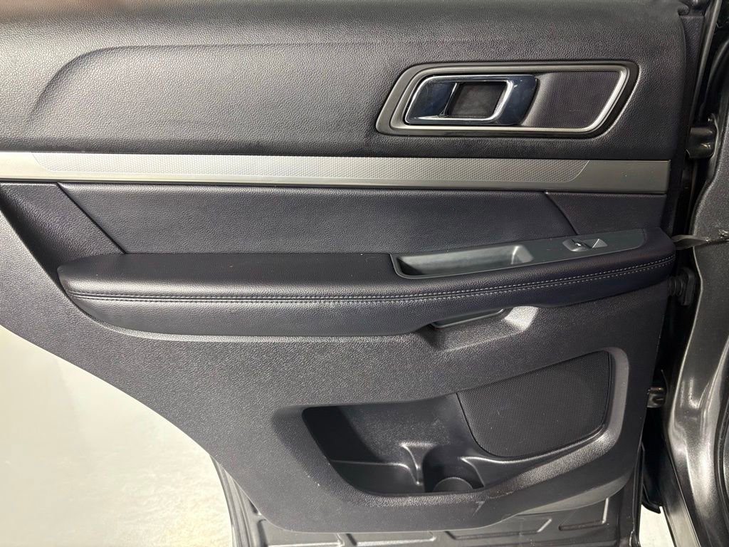 Used 2018 Ford Explorer XLT w/ Equipment Group 201A AWD/4WD image 31