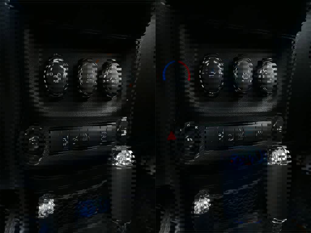 Used 2018 Jeep Wrangler Unlimited Sahara w/ Connectivity Group image 23