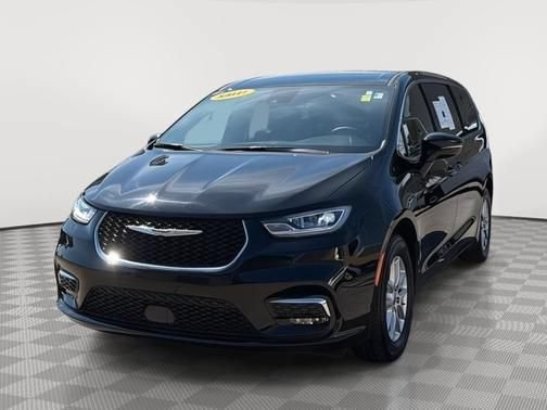 Used 2025 Chrysler Pacifica Select FWD image 1