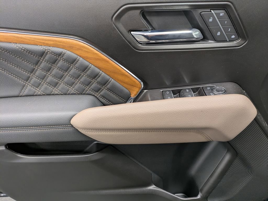 Used 2025 GMC Canyon Denali image 10