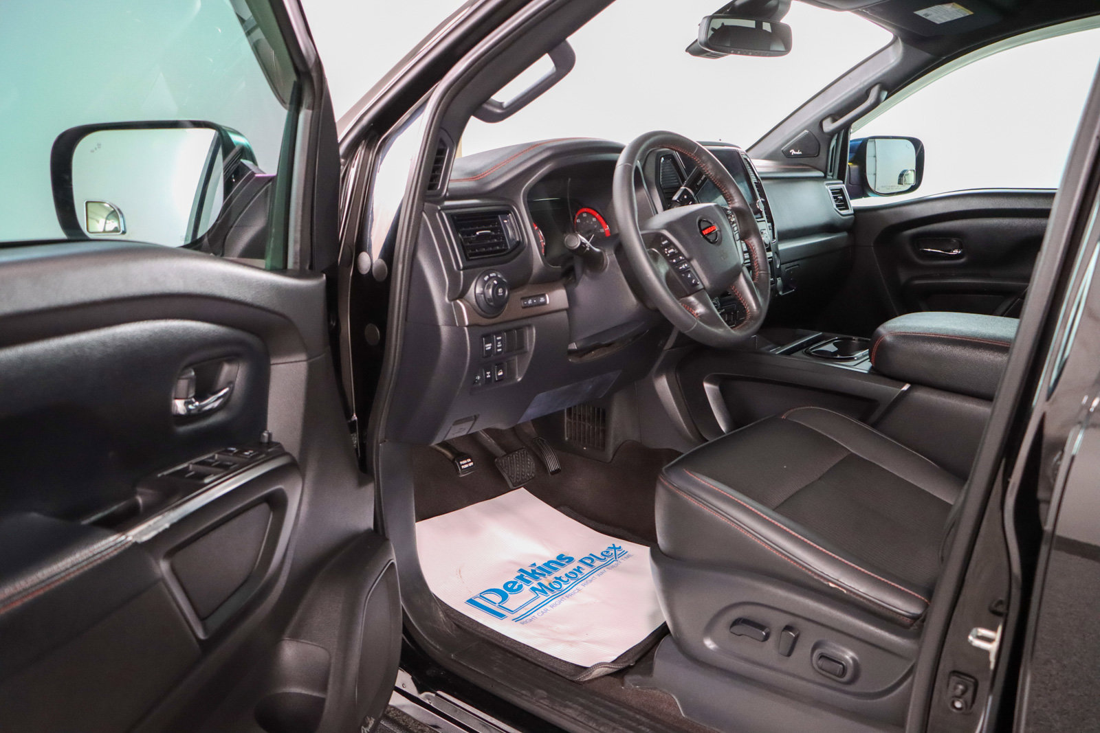 Used 2021 Nissan Titan PRO-4X w/ Pro-4x Utility Package image 3