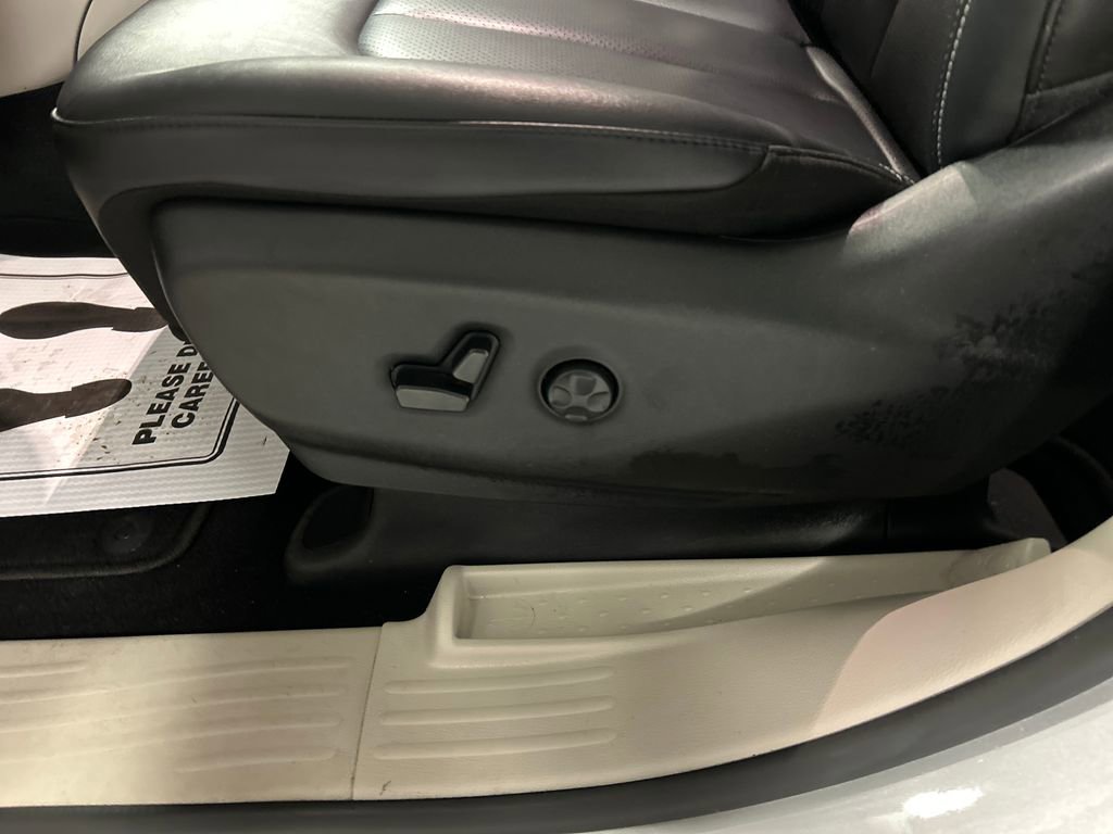 Used 2024 Chrysler Pacifica Touring-L FWD image 13