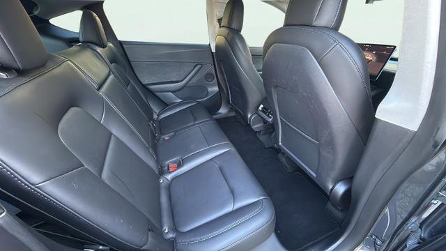 Used 2022 Tesla Model Y Long Range image 25