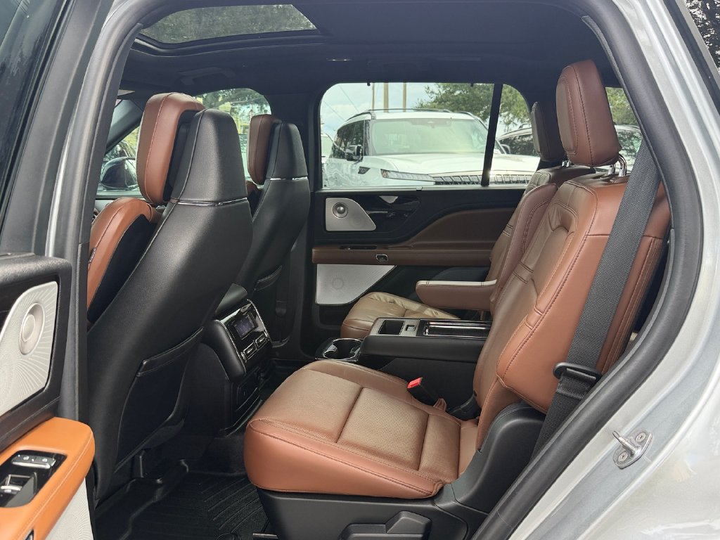 Used 2023 Lincoln Aviator Reserve w/ Equipment Group 201A RWD image 11