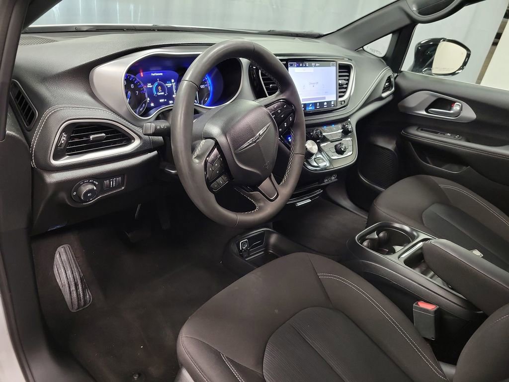 Used 2024 Chrysler Pacifica Touring FWD image 13