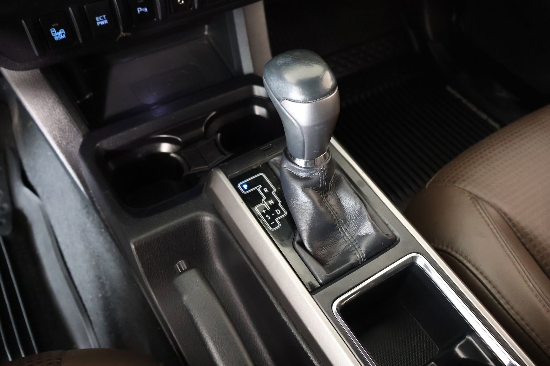 Used 2016 Toyota Tacoma Limited w/ Towing Package image 8