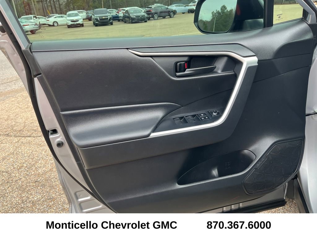 Used 2020 Toyota RAV4 LE image 9