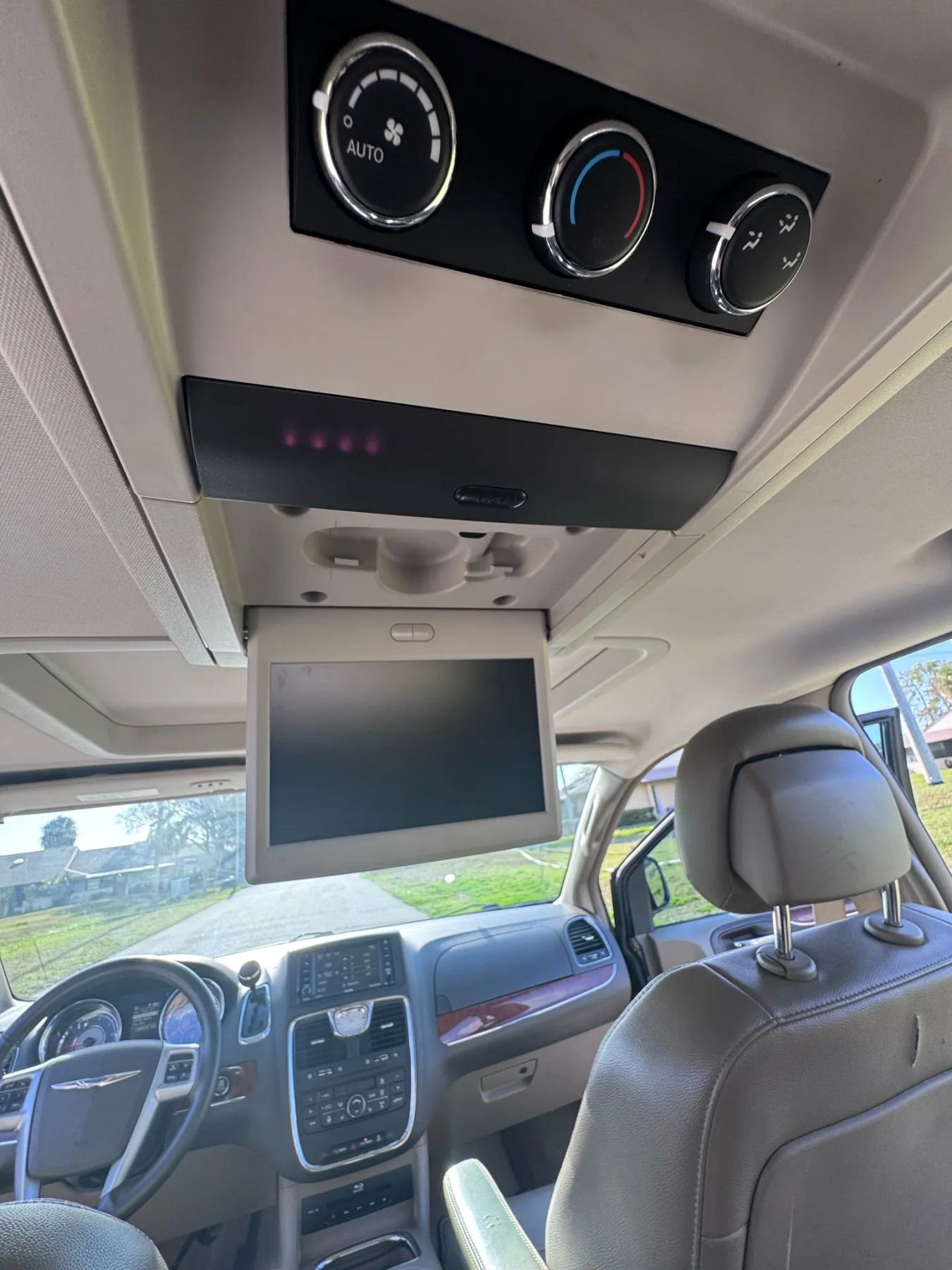 Used 2014 Chrysler Town & Country Touring-L w/ Driver Convenience Group FWD image 26