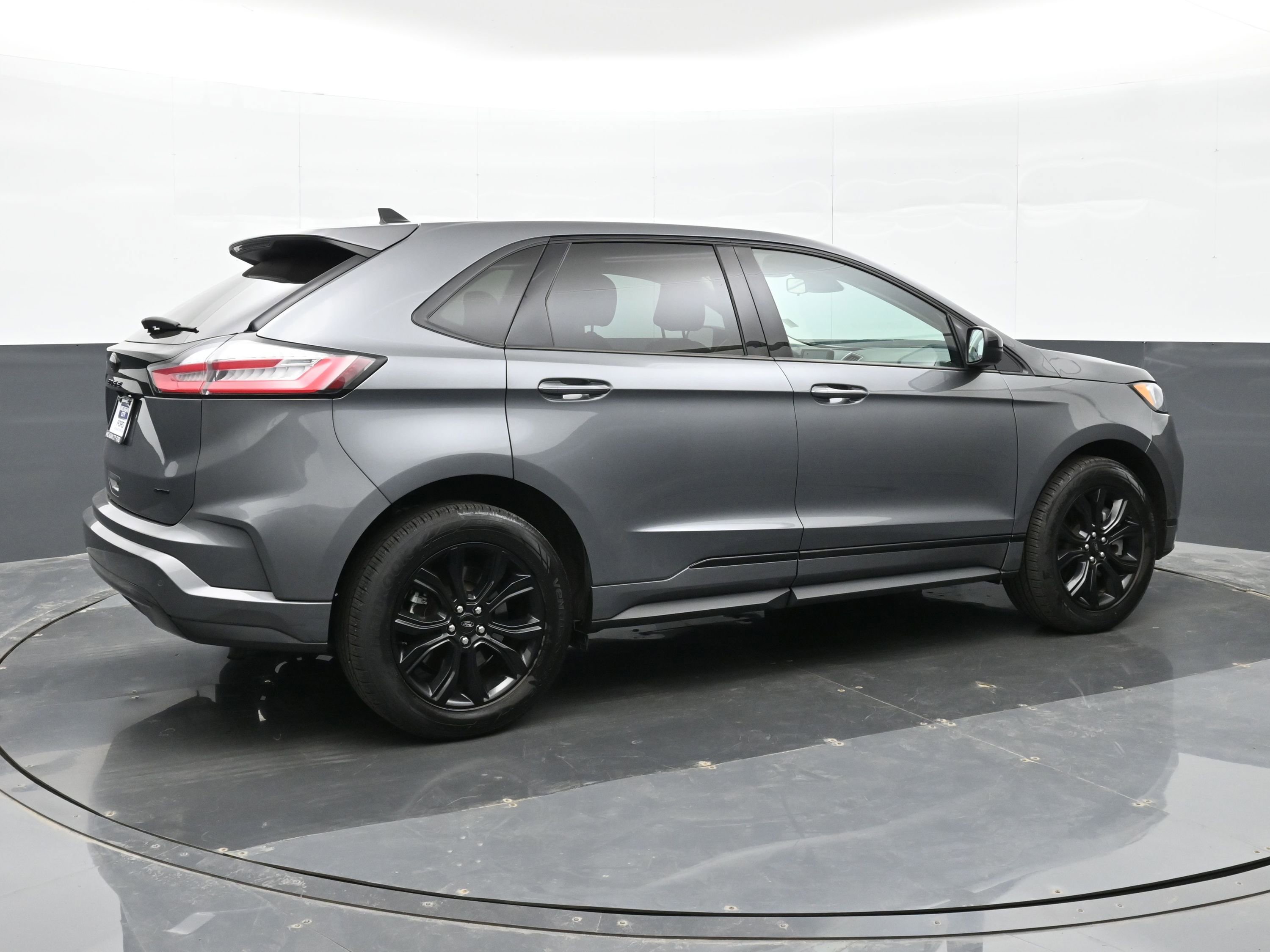 Used 2024 Ford Edge SE w/ Black Appearance Package image 4