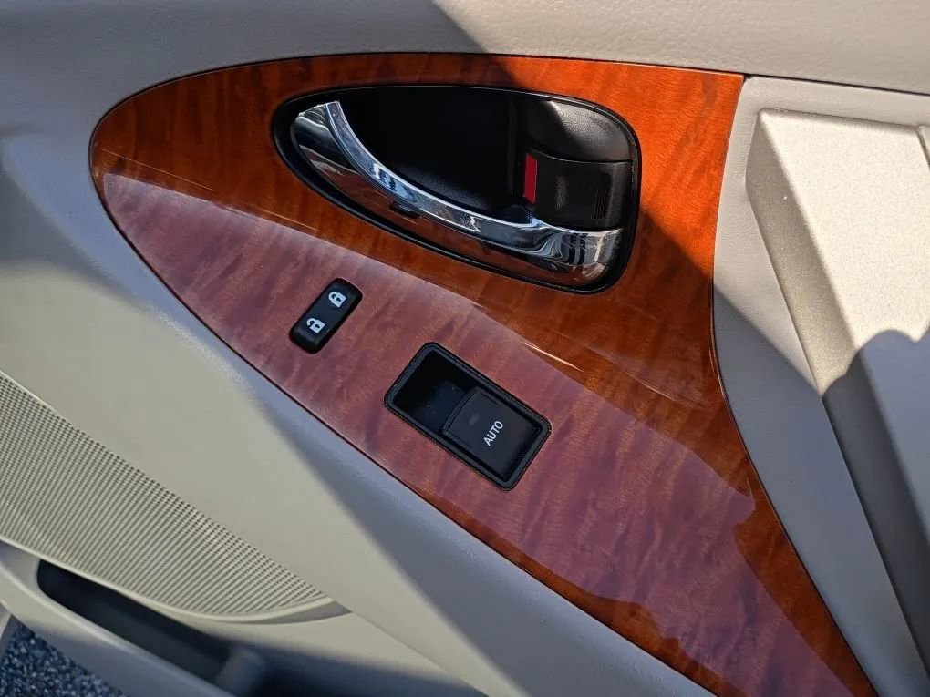 Used 2010 Toyota Camry XLE image 18