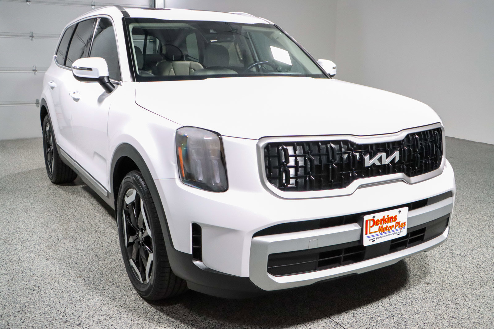 Used 2024 Kia Telluride EX w/ EX Captain's Chair Package image 5