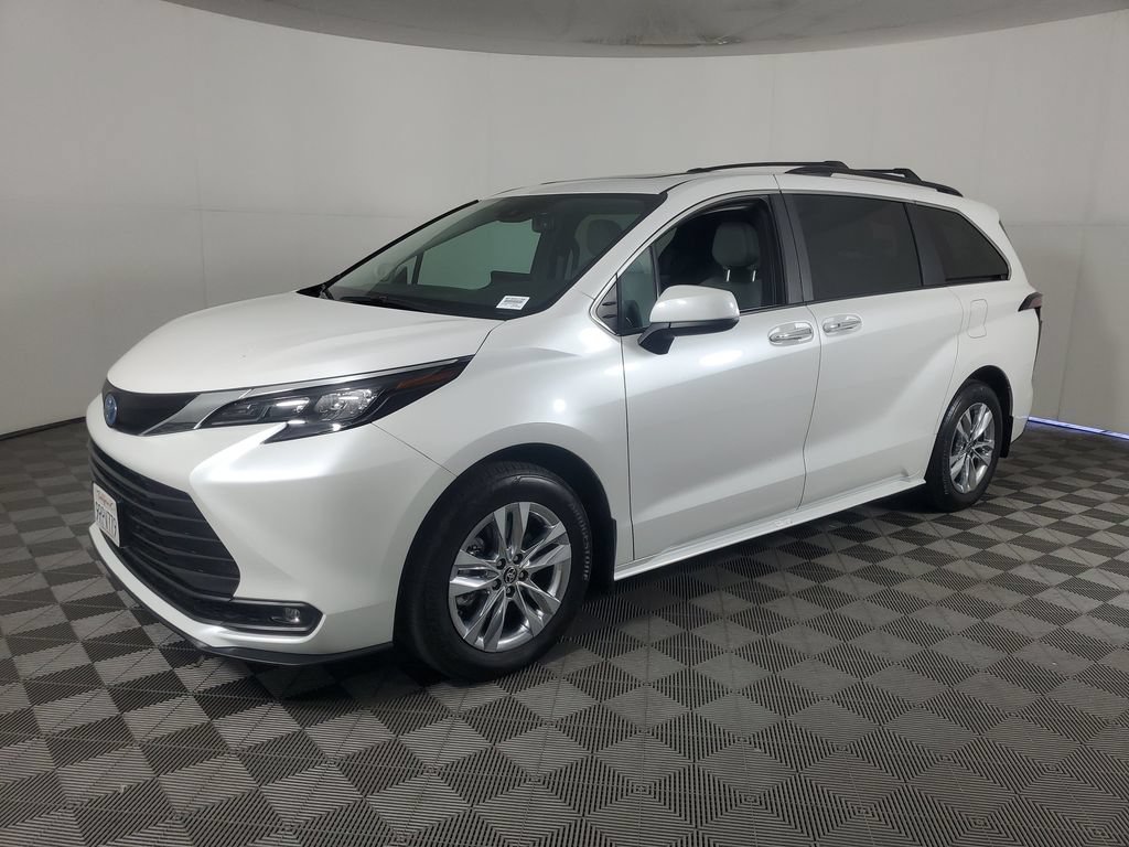 Used 2025 Toyota Sienna XLE w/ XLE Plus Package FWD image 8