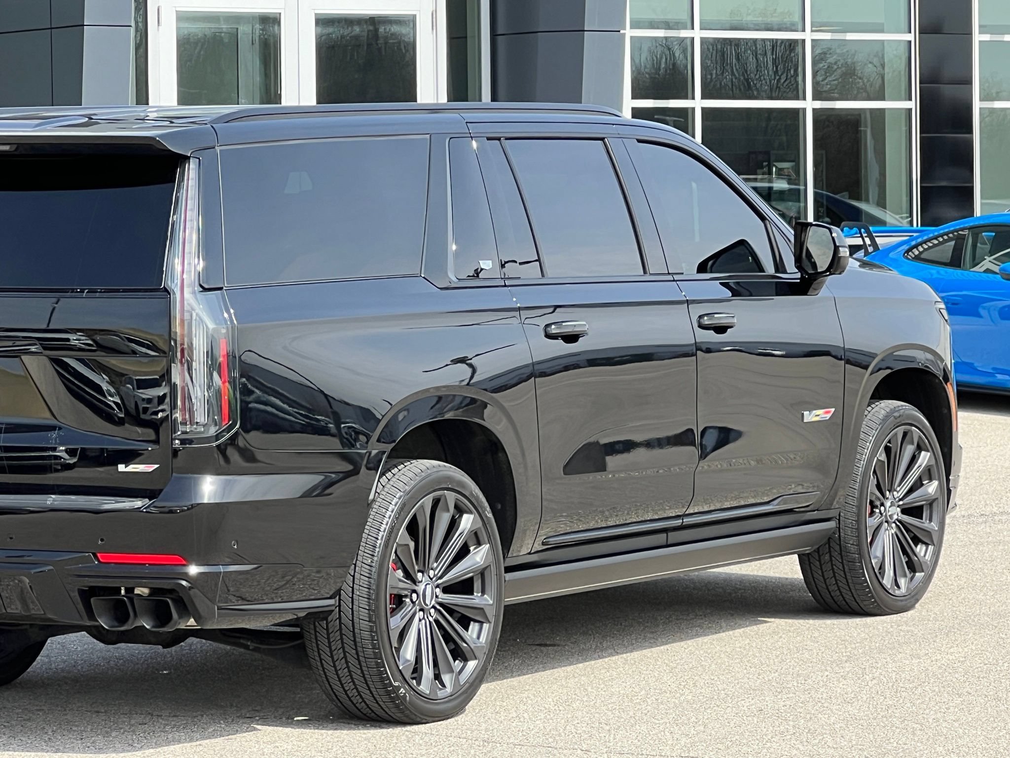 Used 2025 Cadillac Escalade ESV V AWD/4WD image 11