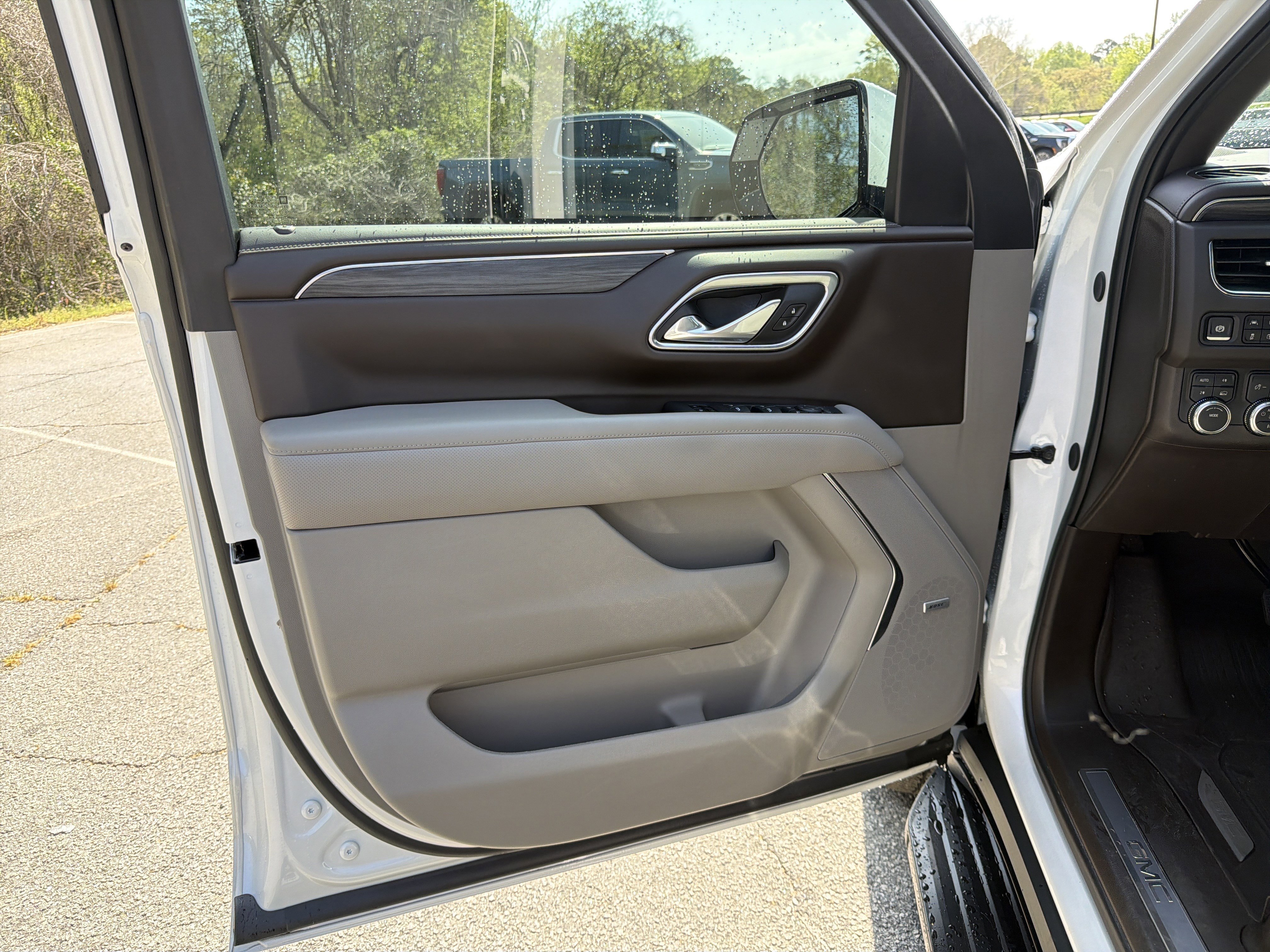 Used 2024 GMC Yukon SLT w/ SLT Luxury Package image 12