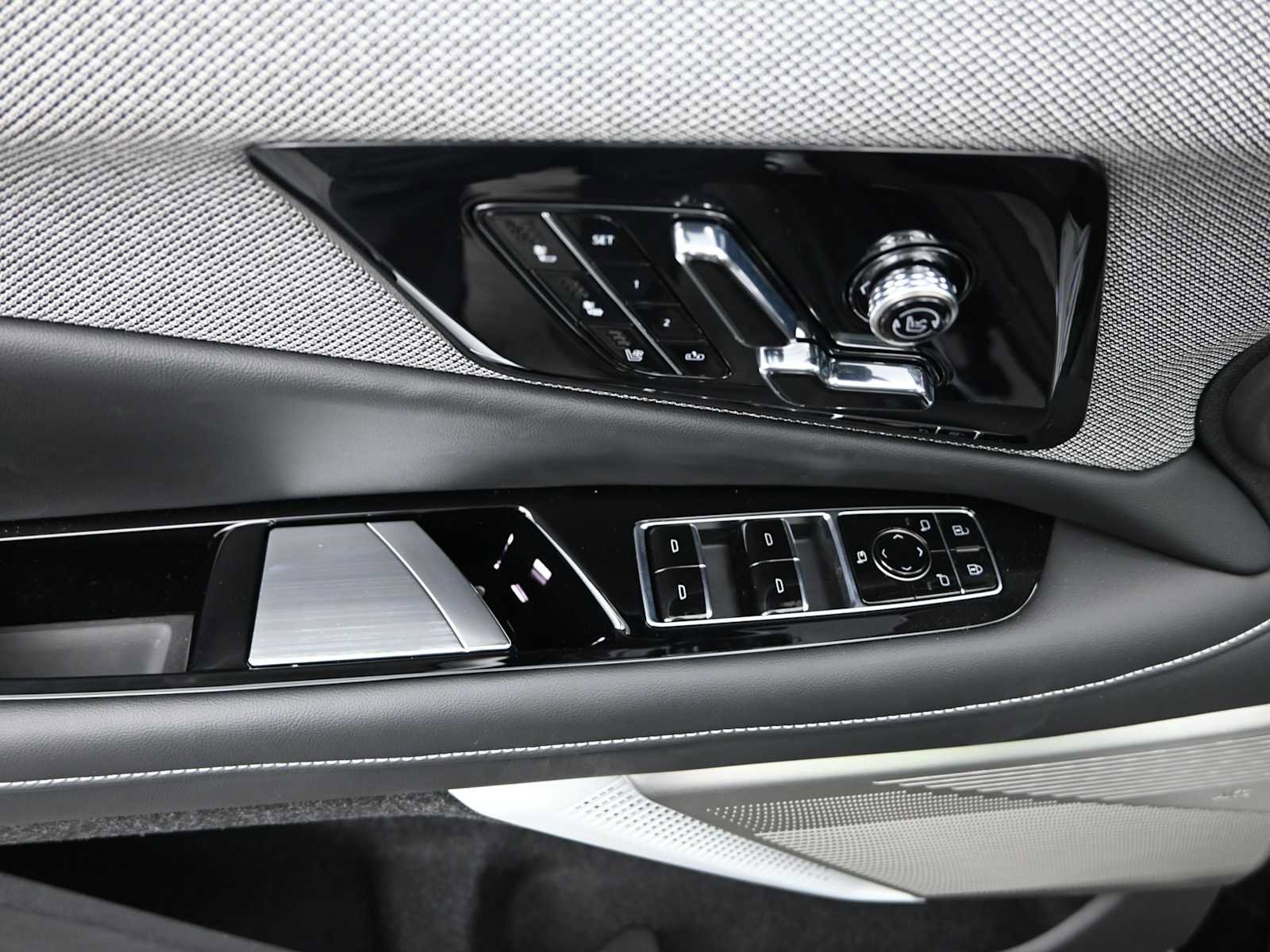 New 2025 Cadillac Optiq Sport 2 w/ LPO, ONYX Package image 20