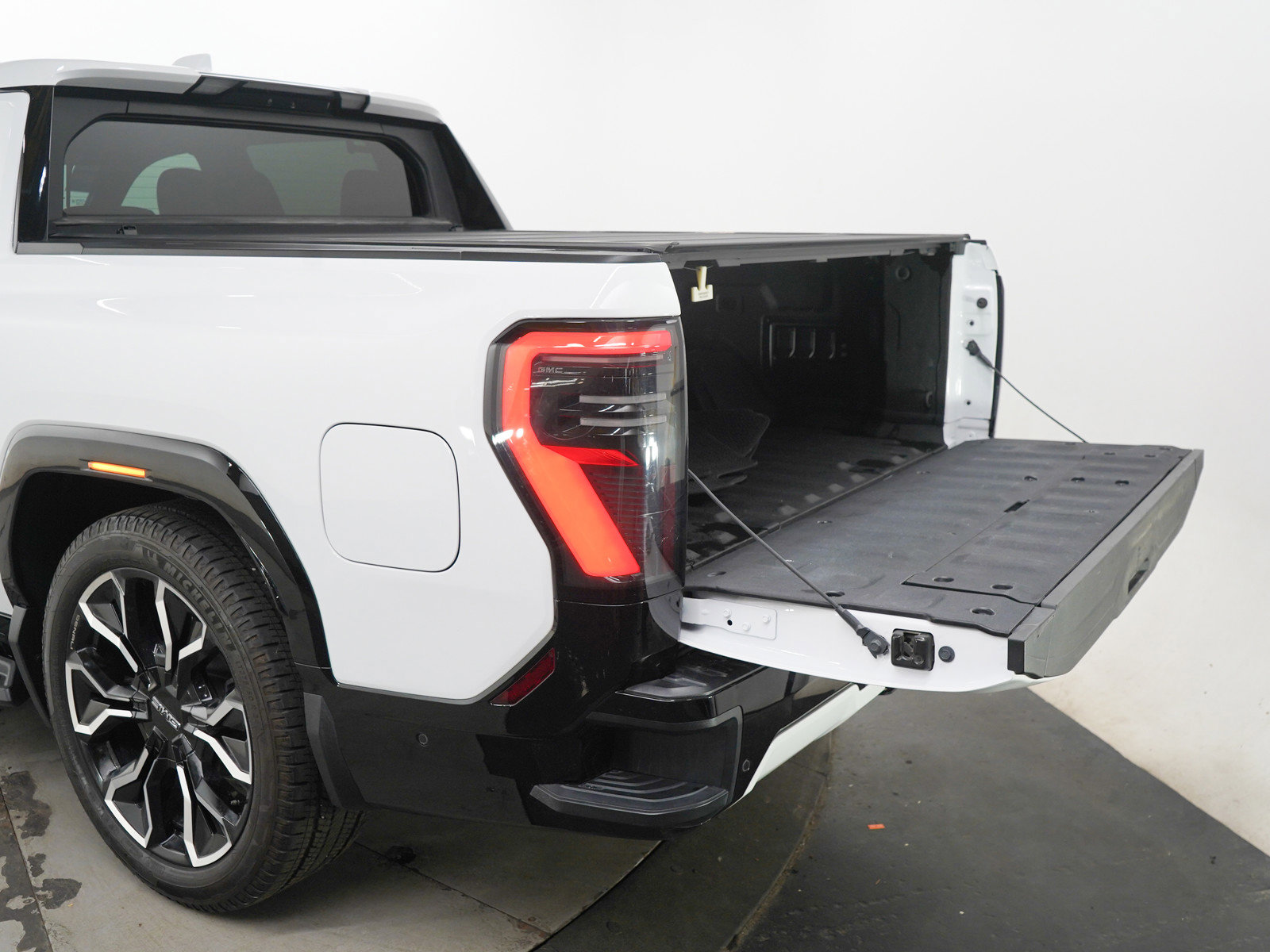 Used 2025 GMC Sierra EV Denali AWD/4WD image 17