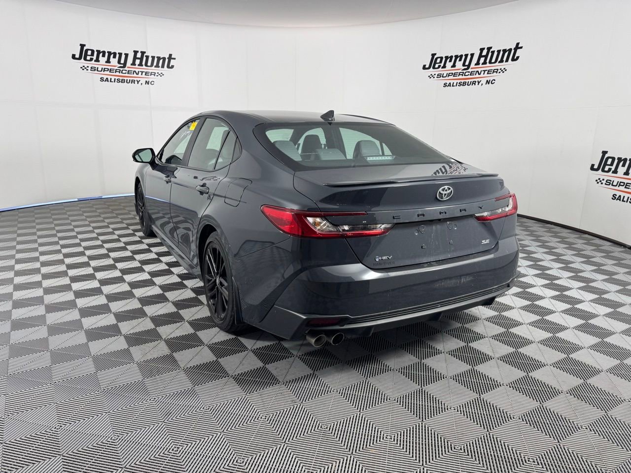 Used 2025 Toyota Camry SE w/ Convenience Package image 9