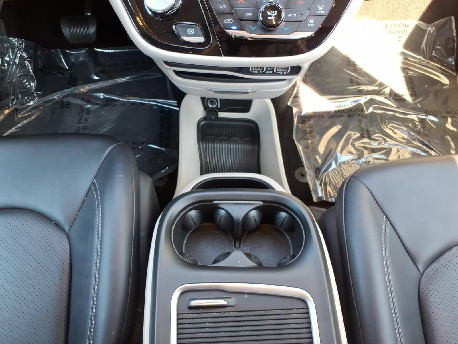 Used 2024 Chrysler Pacifica Touring-L FWD image 25