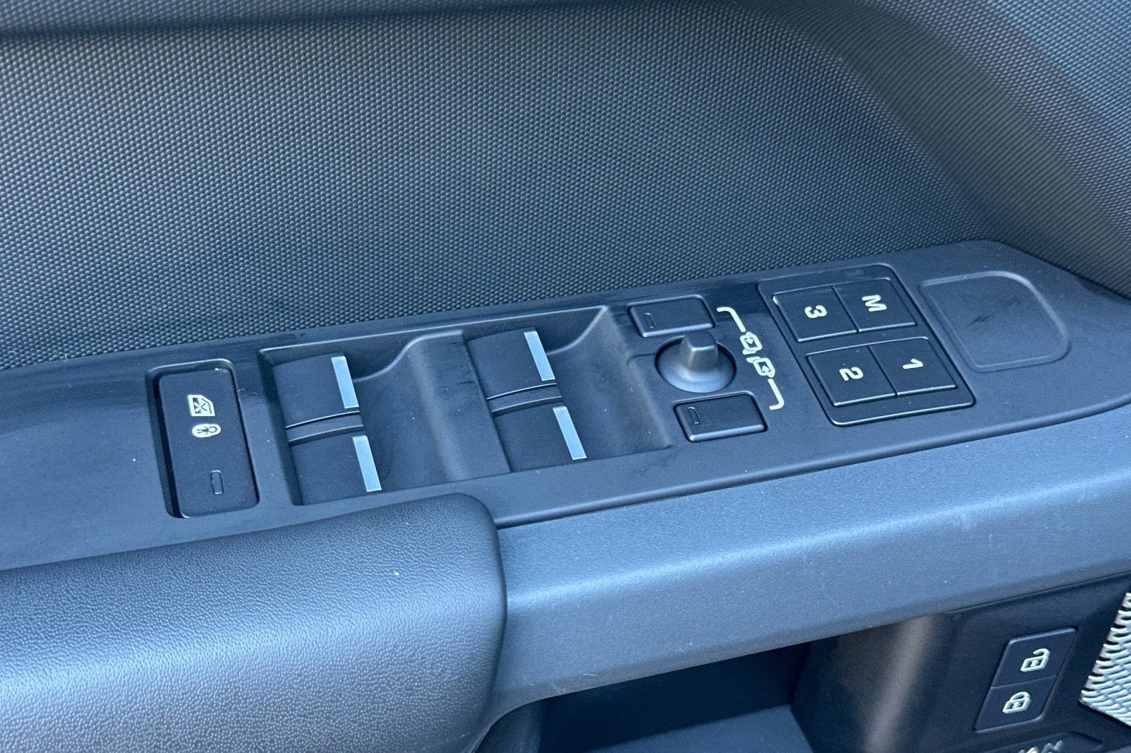 Used 2023 Land Rover Defender 130 X-Dynamic SE image 13