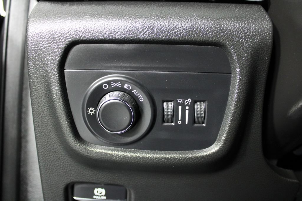 Used 2025 Jeep Grand Cherokee Laredo image 24