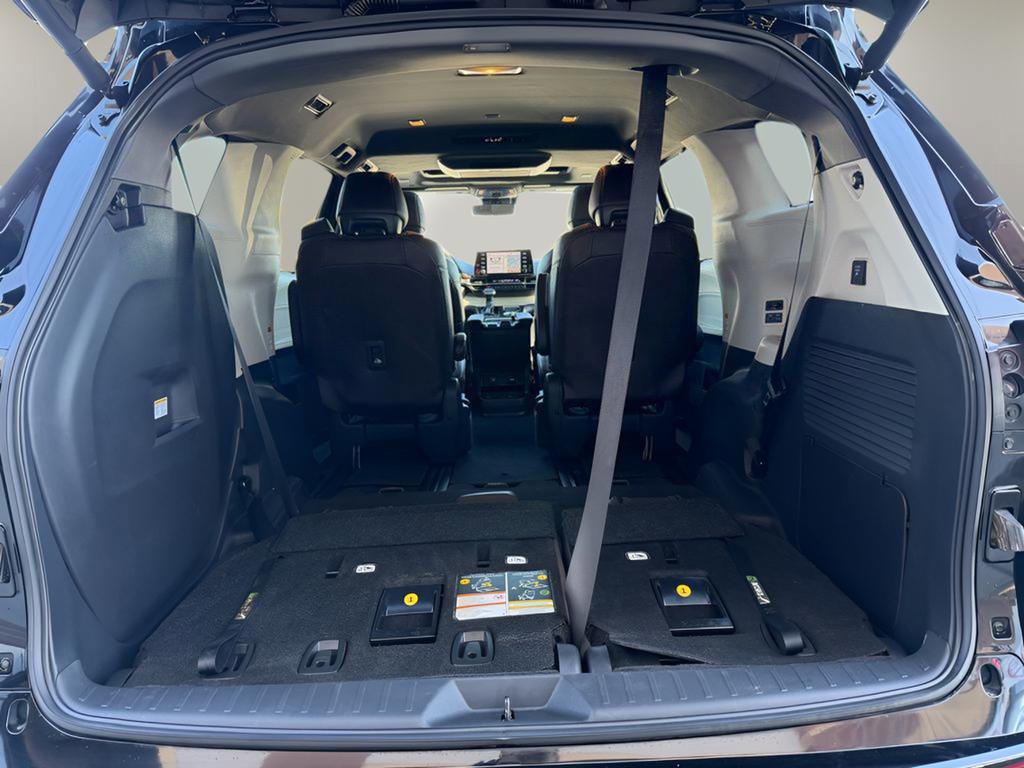 Used 2023 Toyota Sienna Platinum image 32