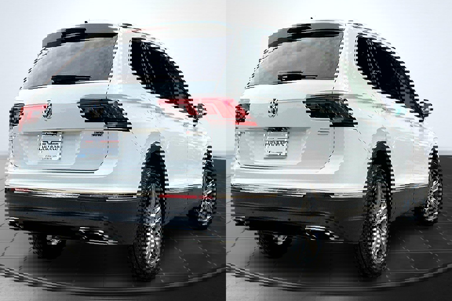 Used 2020 Volkswagen Tiguan SEL image 2