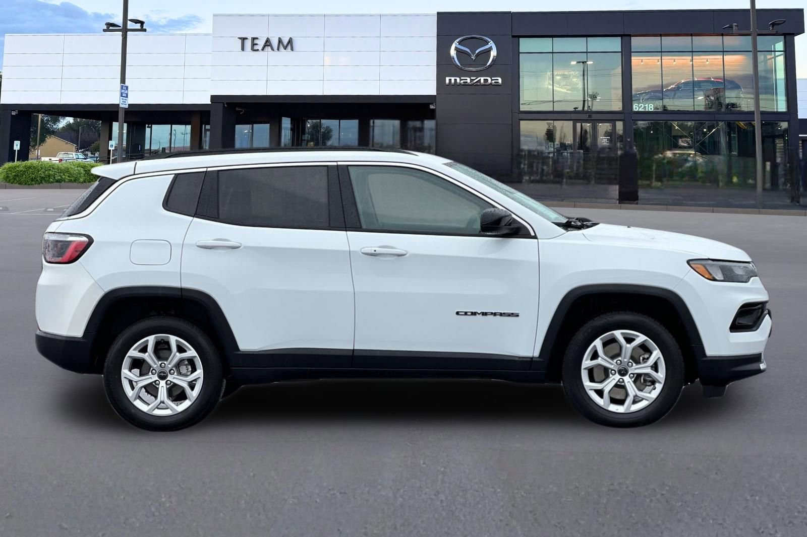 Used 2025 Jeep Compass Latitude image 3