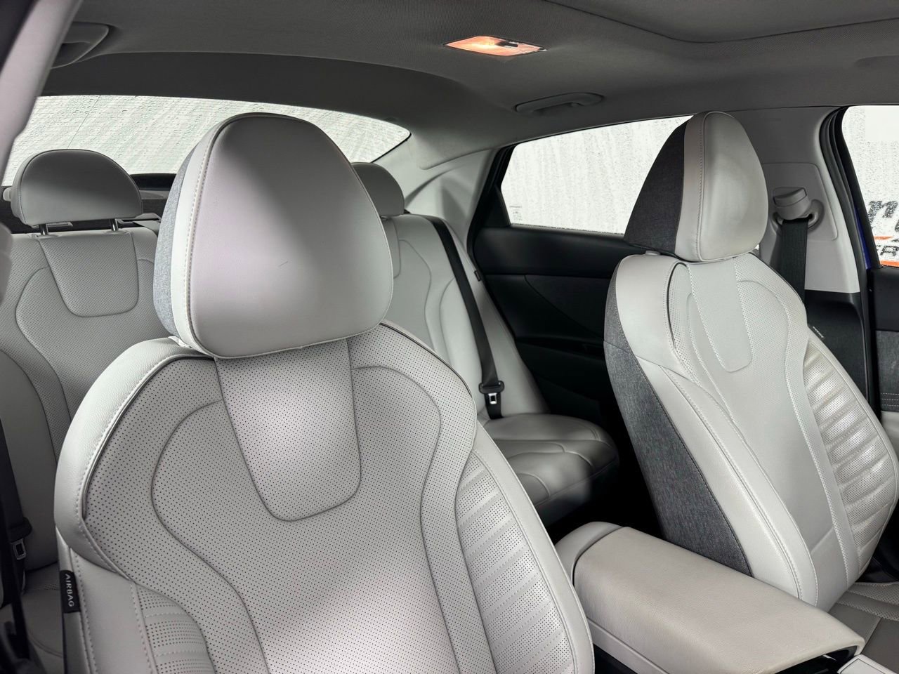 Used 2025 Hyundai Elantra Limited image 32