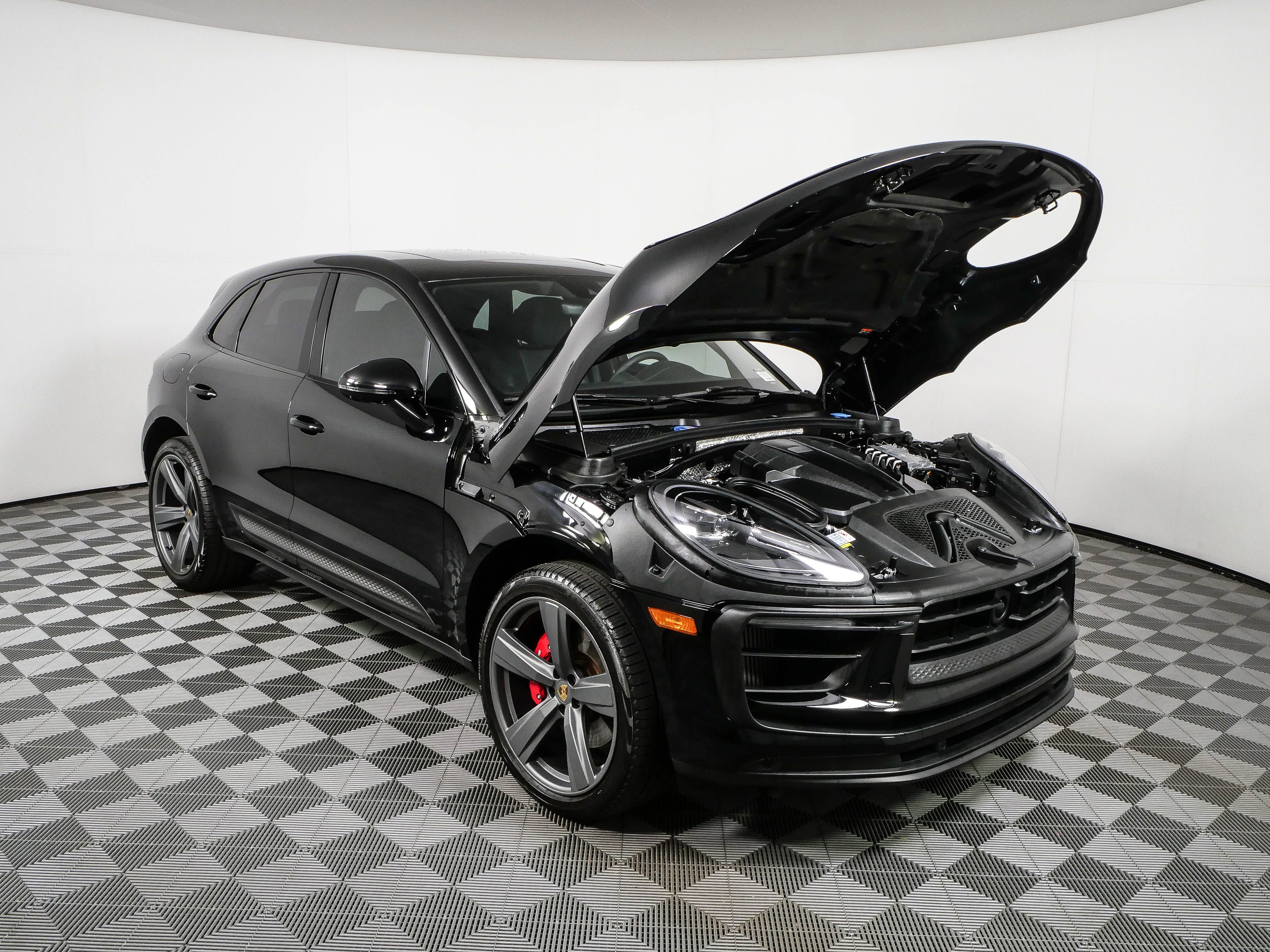 Certified 2023 Porsche Macan S AWD/4WD image 36