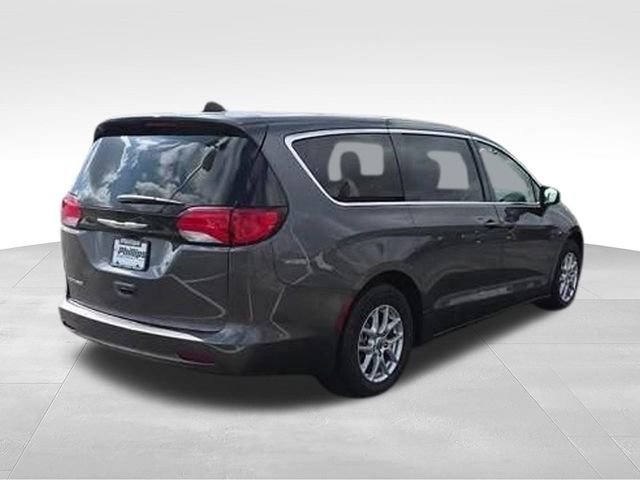 Used 2022 Chrysler Voyager LX FWD image 5