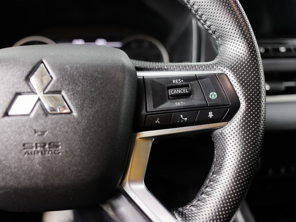 Used 2025 Mitsubishi Outlander SE image 32