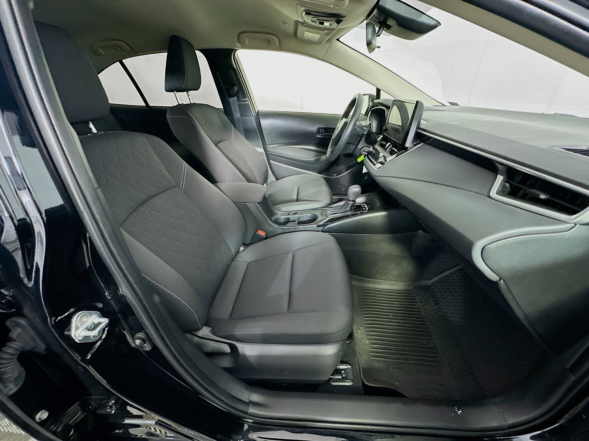 Used 2025 Toyota Corolla LE image 29